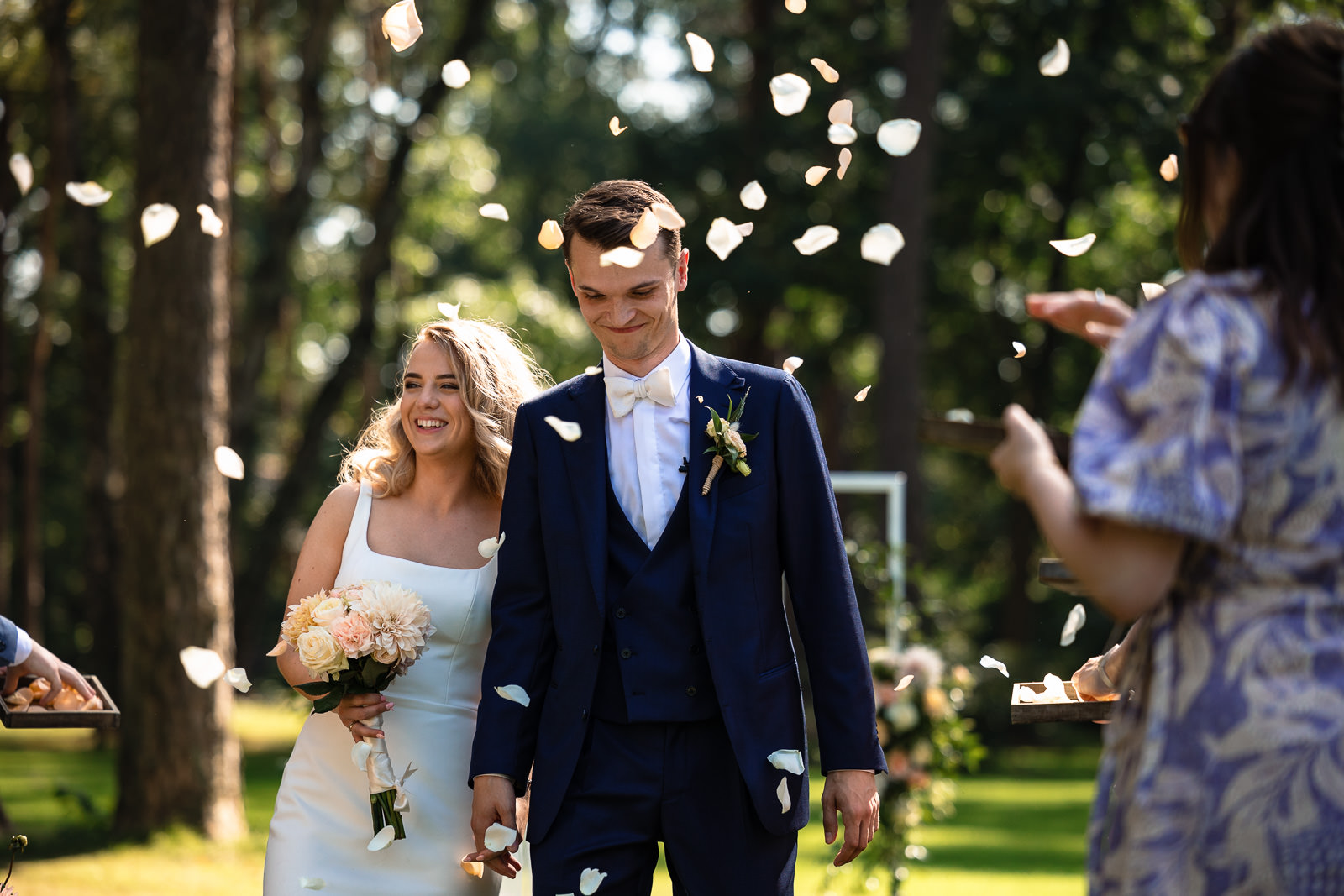 Herfst bruiloft kasteel Hoekelum en Koetshuis Bennekom bruidspaar verlaat getrouwd de ceremonie onder een regen van rozen blaadjes