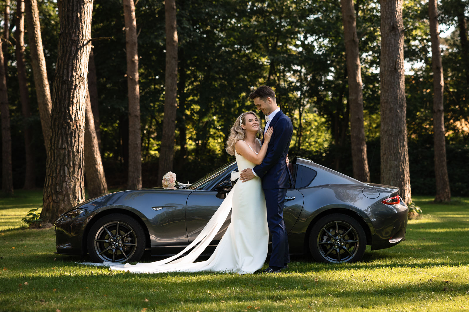 Herfst bruiloft kasteel Hoekelum en Koetshuis Bennekom golden hour bij Mazda MX-5