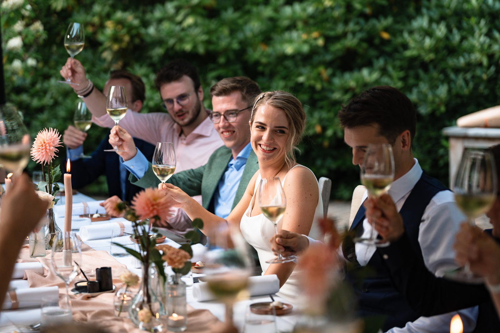 Herfst bruiloft kasteel Hoekelum en Koetshuis Bennekom bruidspaar aan tafel