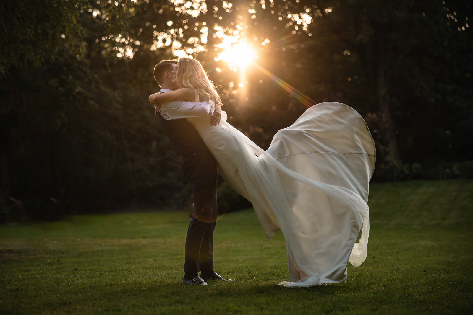 Herfst bruiloft kasteel Hoekelum en Koetshuis Bennekom bruidspaar goldenhour shoot