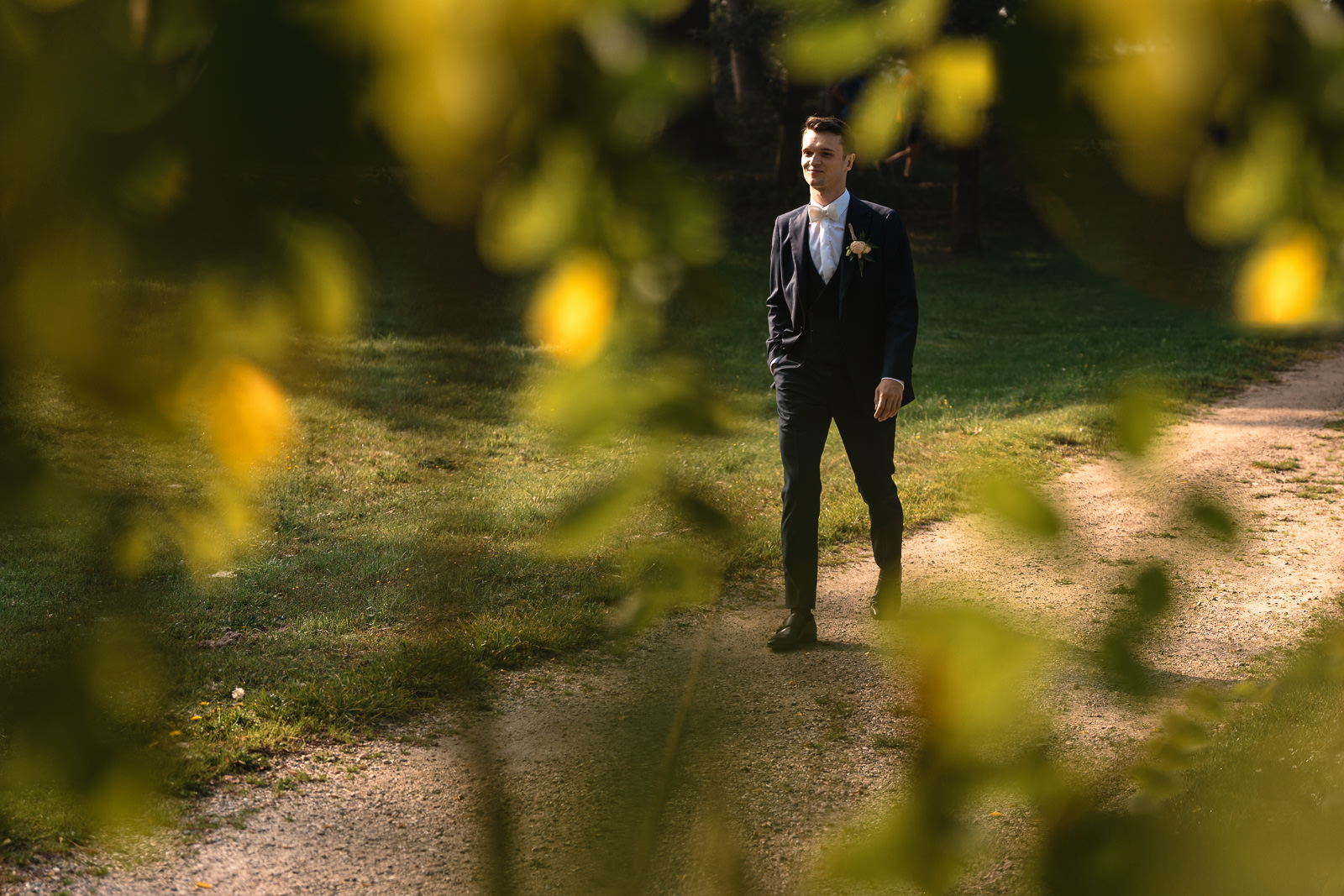 Herfst bruiloft Kasteel Hoekelum bruidegom loopt naar firstlook plek