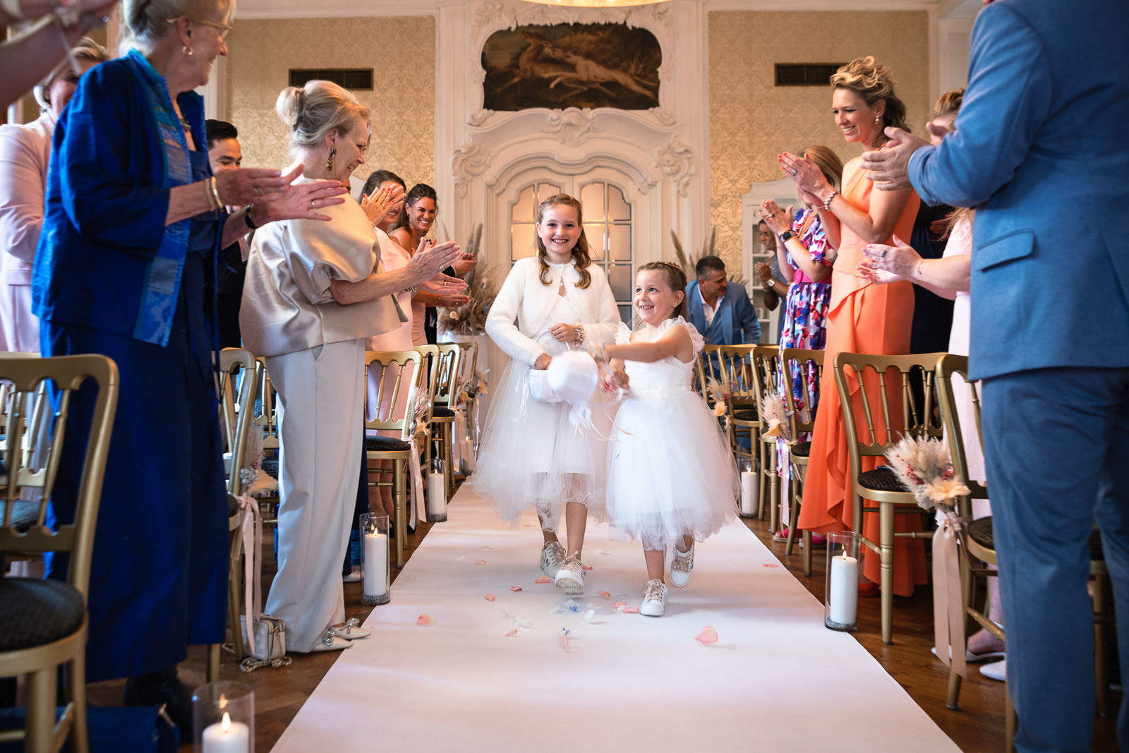 Ceremonie opkomst bruidsmeisjes met bloem blaadjes bij Kasteel de Hooge Vuursche