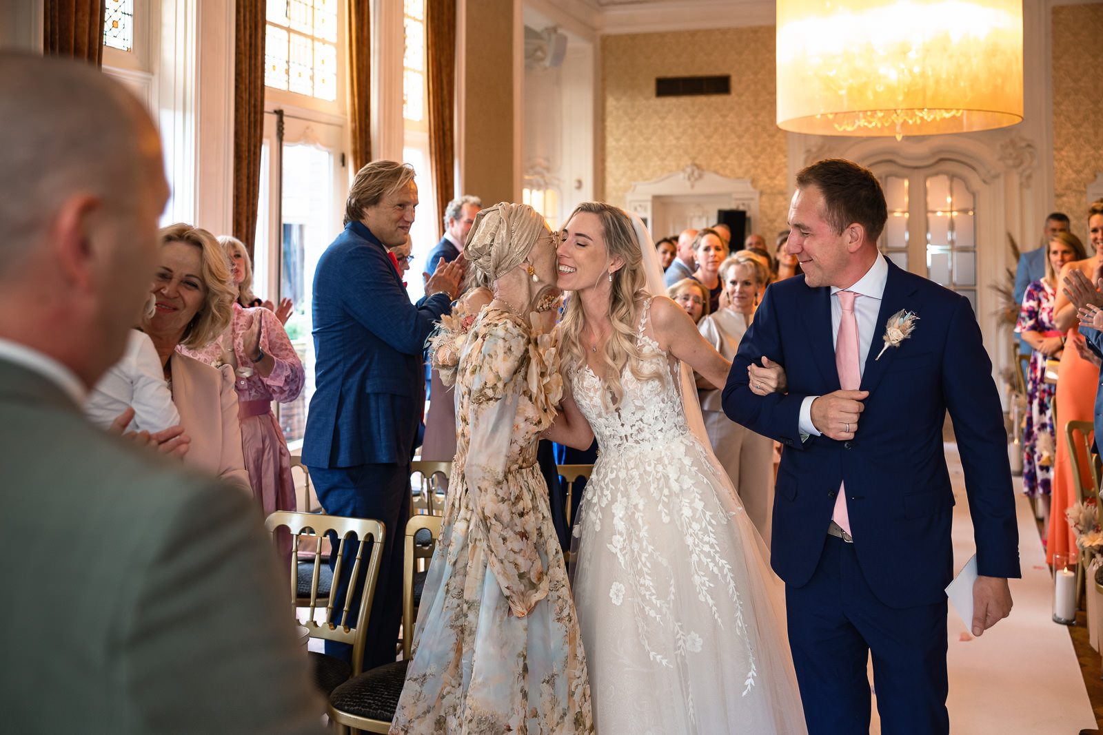 Ceremonie opkomst bruid die moeder kust bij Kasteel de Hooge Vuursche