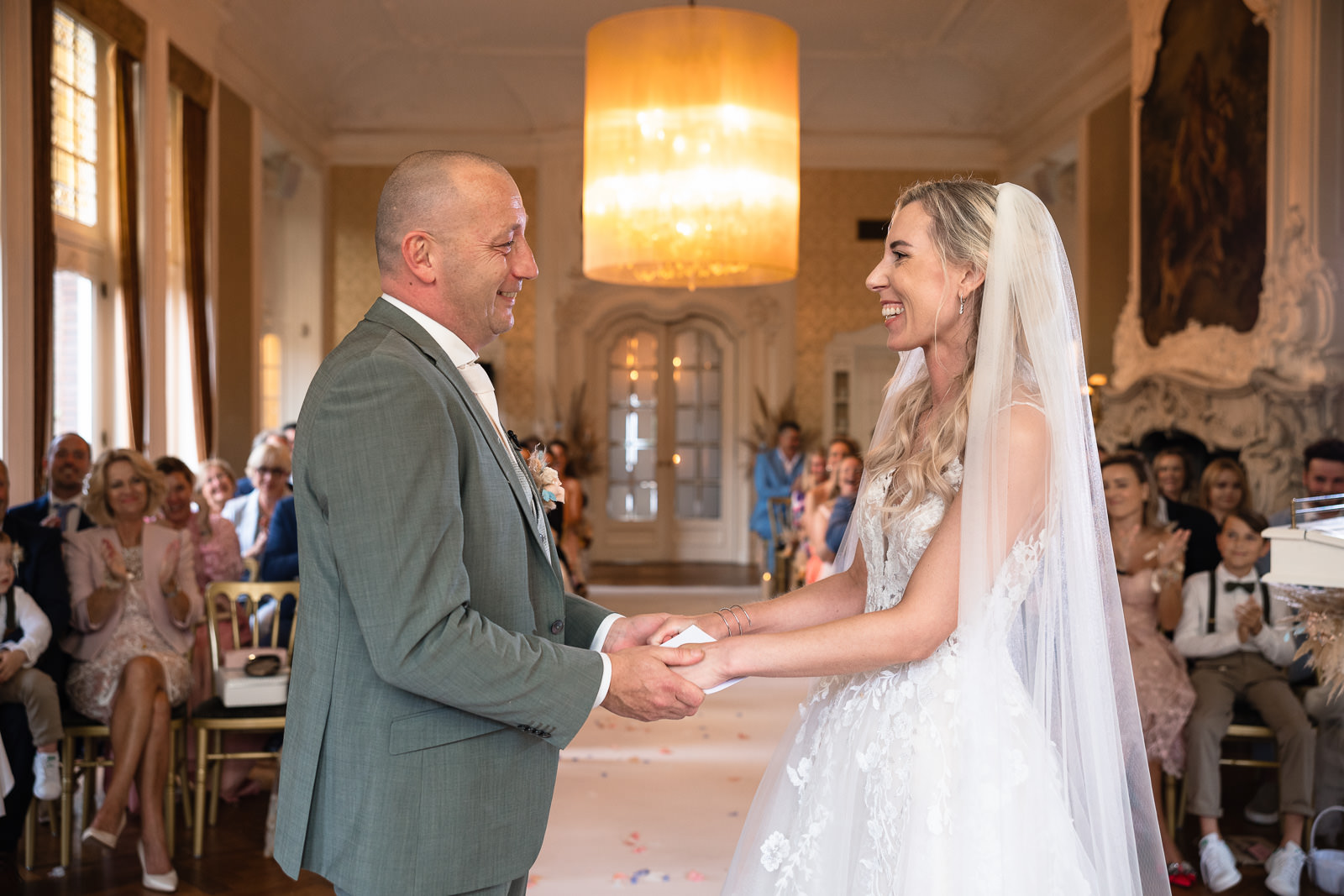 Geloften tijdens trouwceremonie bij Kasteel de Hooge Vuursche