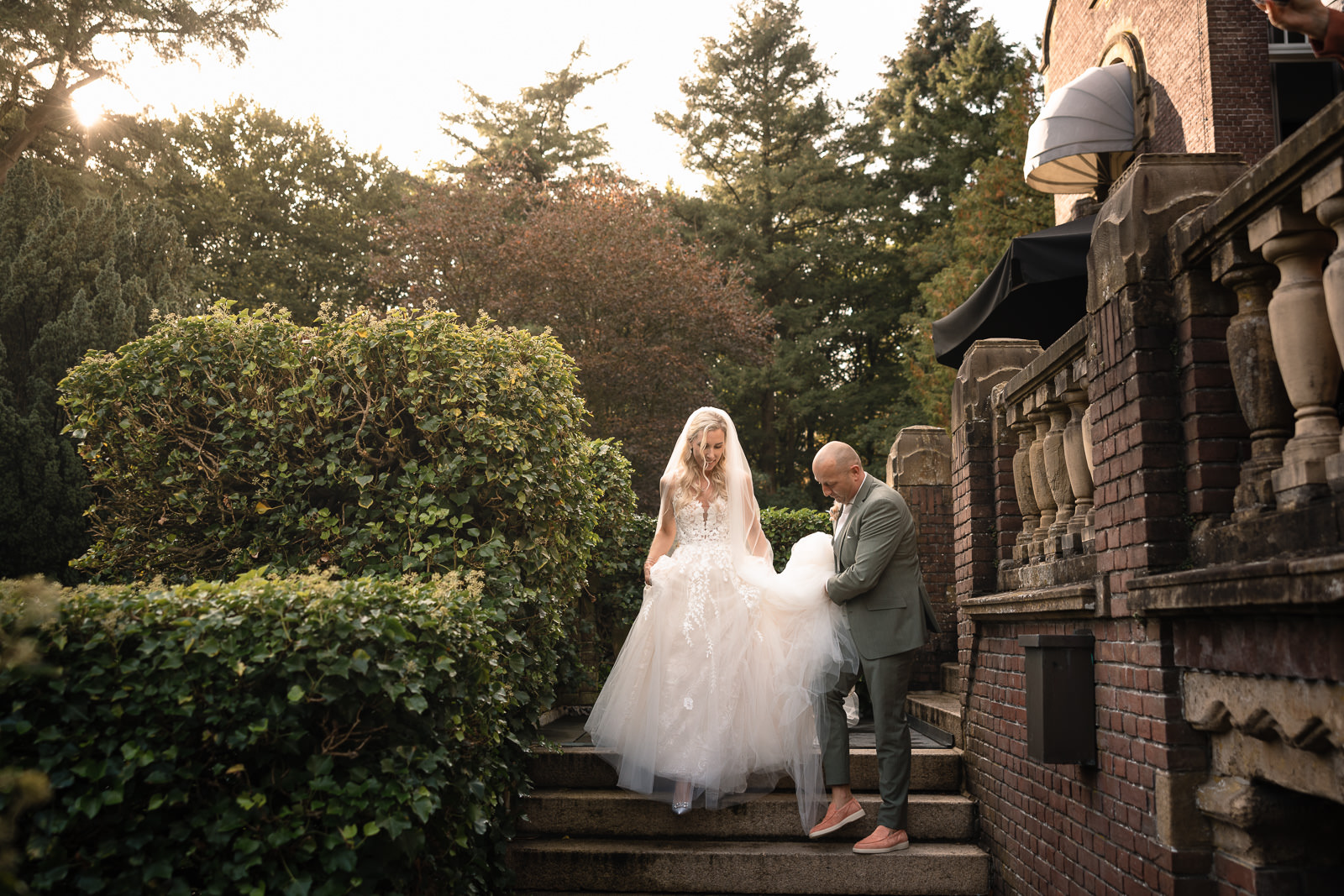 Fotoshoot bruidspaar op trap bij Kasteel de Hooge Vuursche