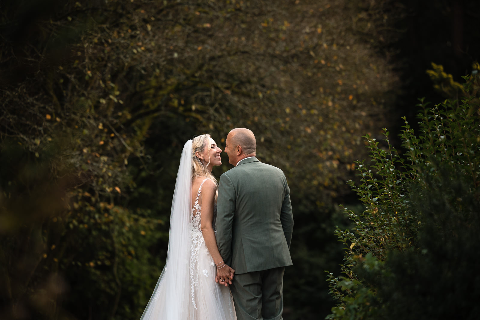 intiem moment bruidspaar tijdens fotoshoot bij Kasteel de Hooge Vuursche