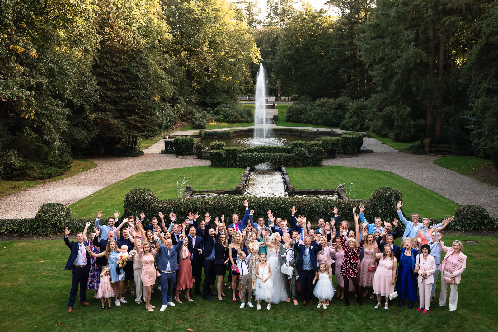 Groepsfoto bruidspaar met alle daggasten bij Kasteel de Hooge Vuursche