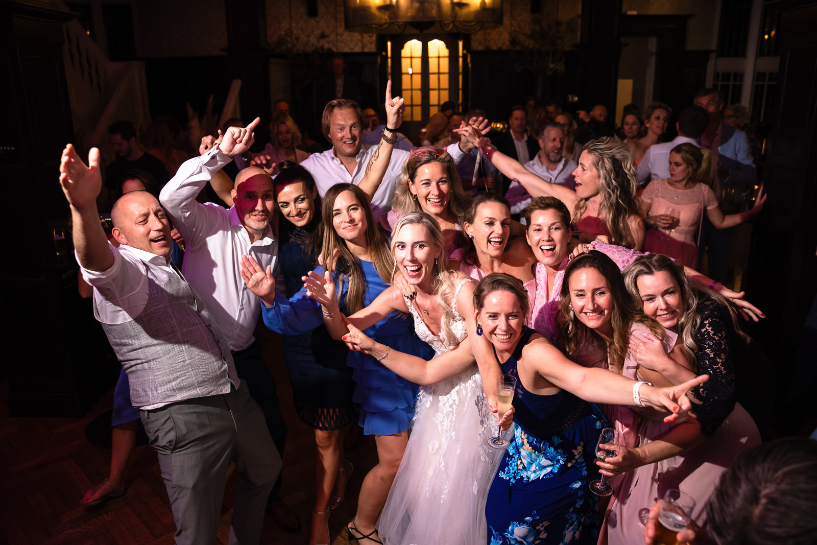 Feest gasten genieten van het trouwfeest bij Kasteel de Hooge Vuursche