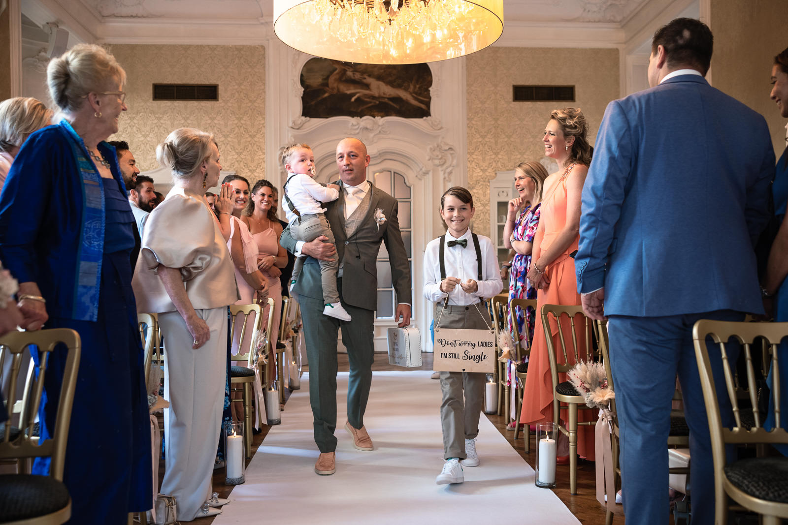 Ceremonie opkomst bruidegom met ring dragers bij Kasteel de Hooge Vuursche