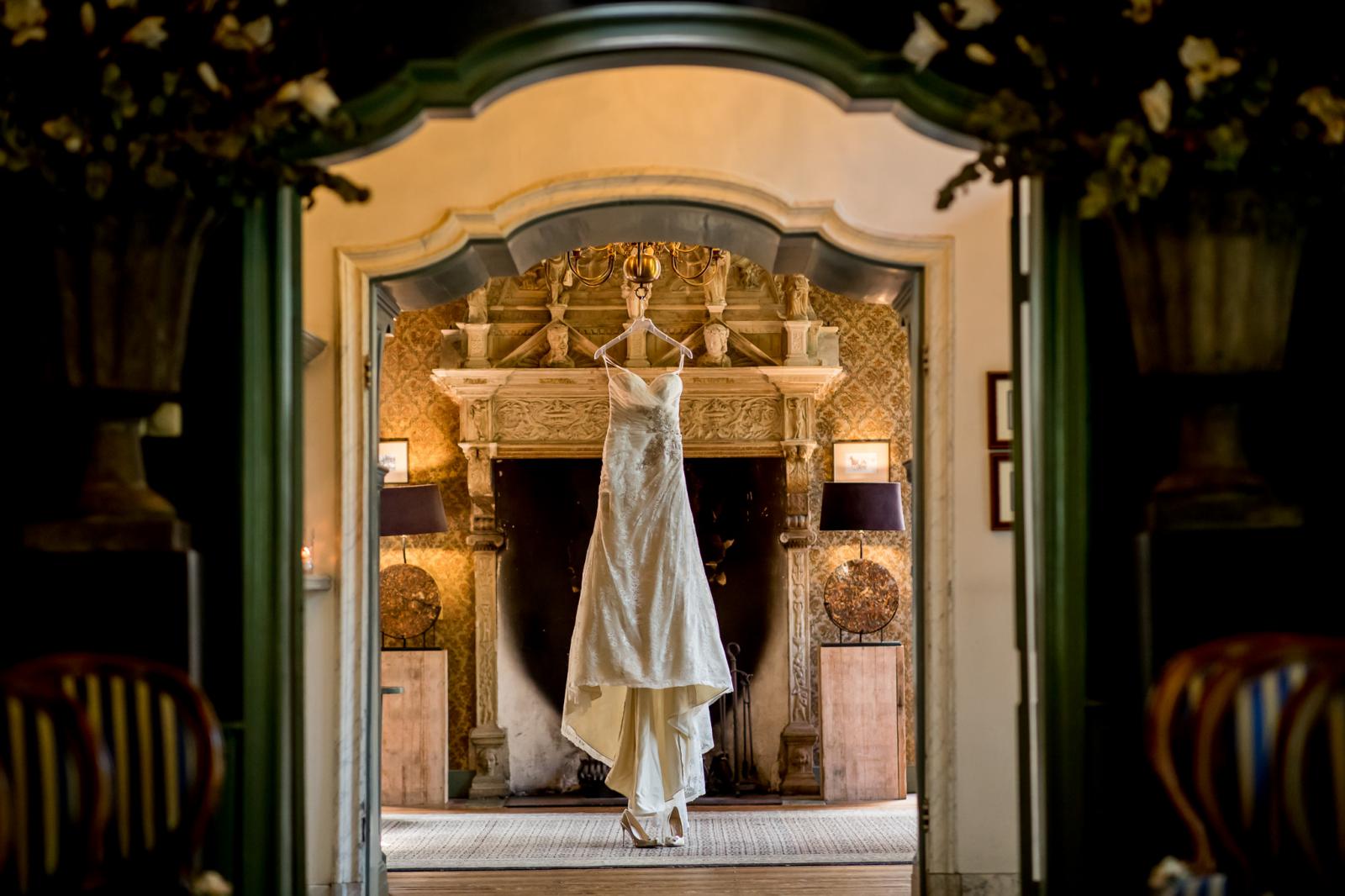 Trouwjurk in de bibliotheek kamer kasteel echteld