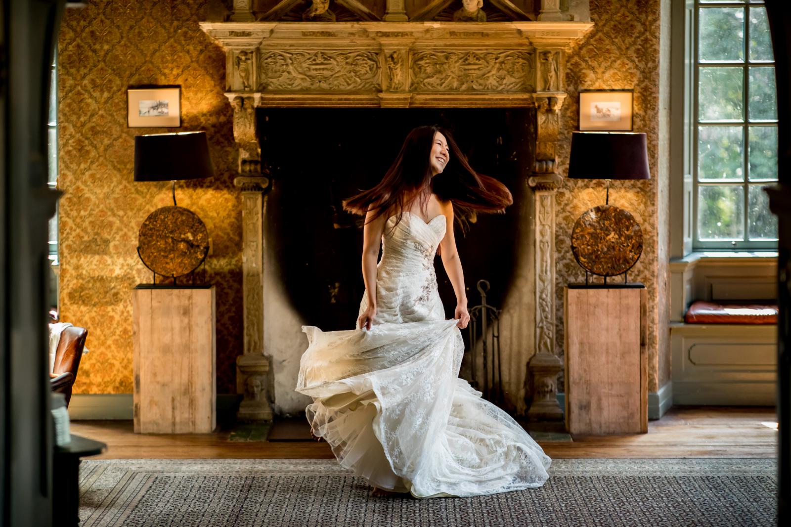 Blije bruid met haar trouwjurk in kasteel wijenburg echteld
