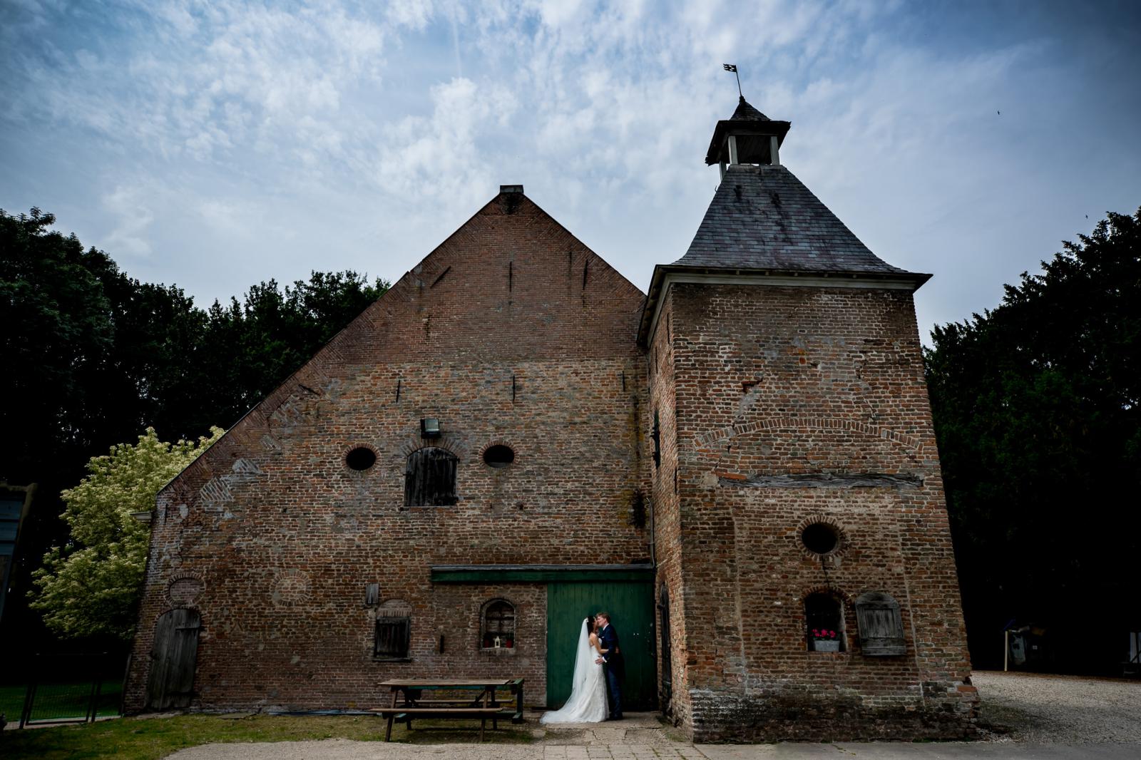 bruidspaar bij schuur kasteel wijenburg echteld