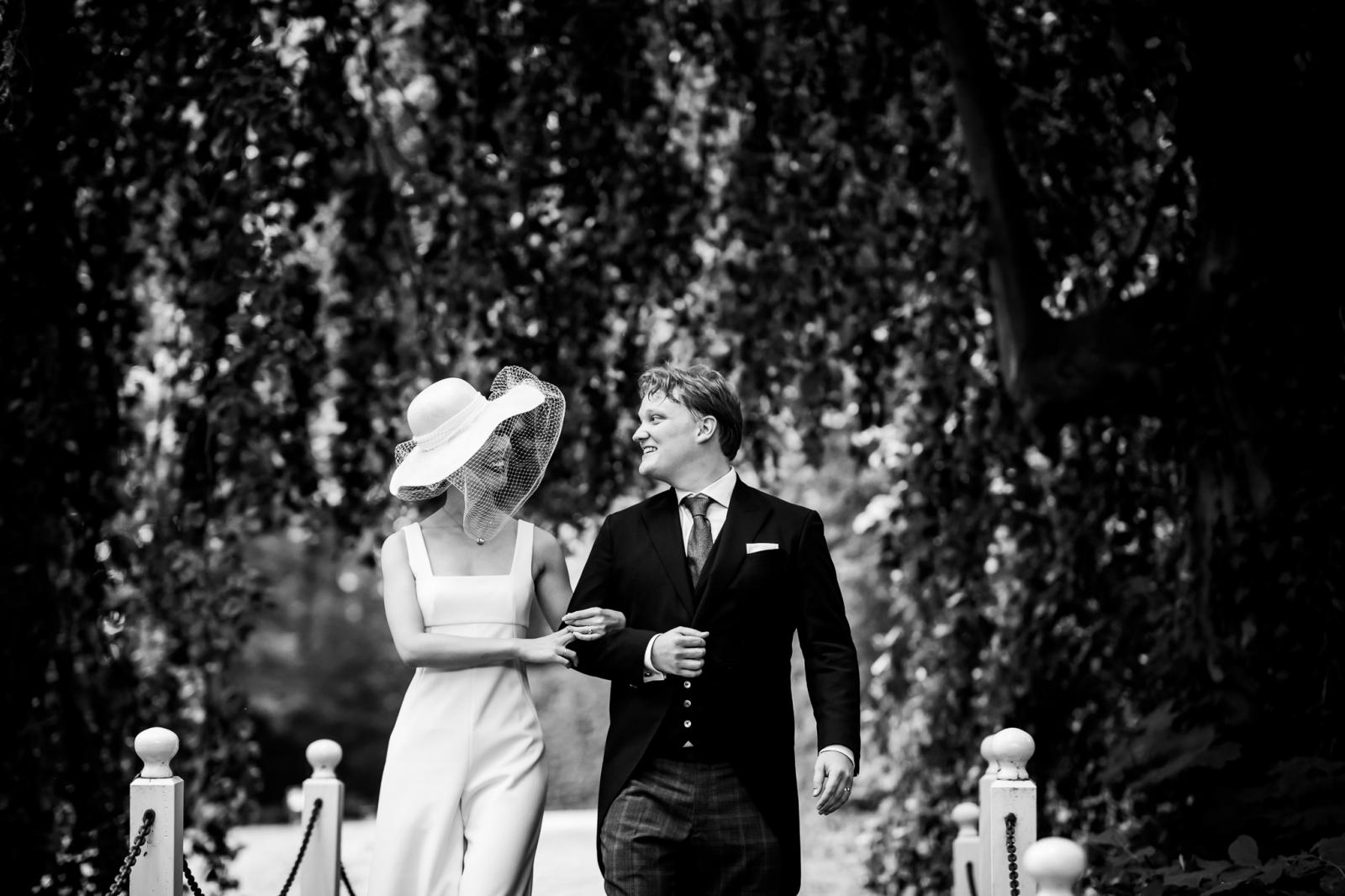 bruidspaar fotoshoot op brug bij kasteel Wijenburg in Echteld