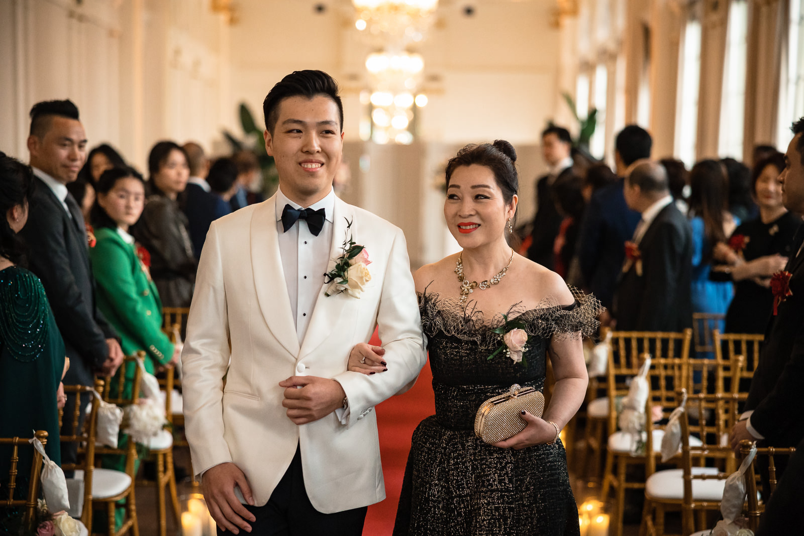 Chinese bruidegom komt met moeder aanlopen voor de ceremonie Trouwfotograaf Rotterdam Wereld Museum en Huis ter Duijn Noordwijk