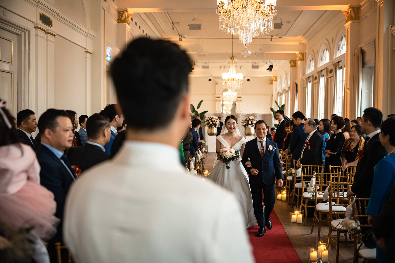 Chinese bruid komt met vader aanlopen voor de ceremonie Trouwfotograaf Rotterdam Wereld Museum en Huis ter Duijn Noordwijk