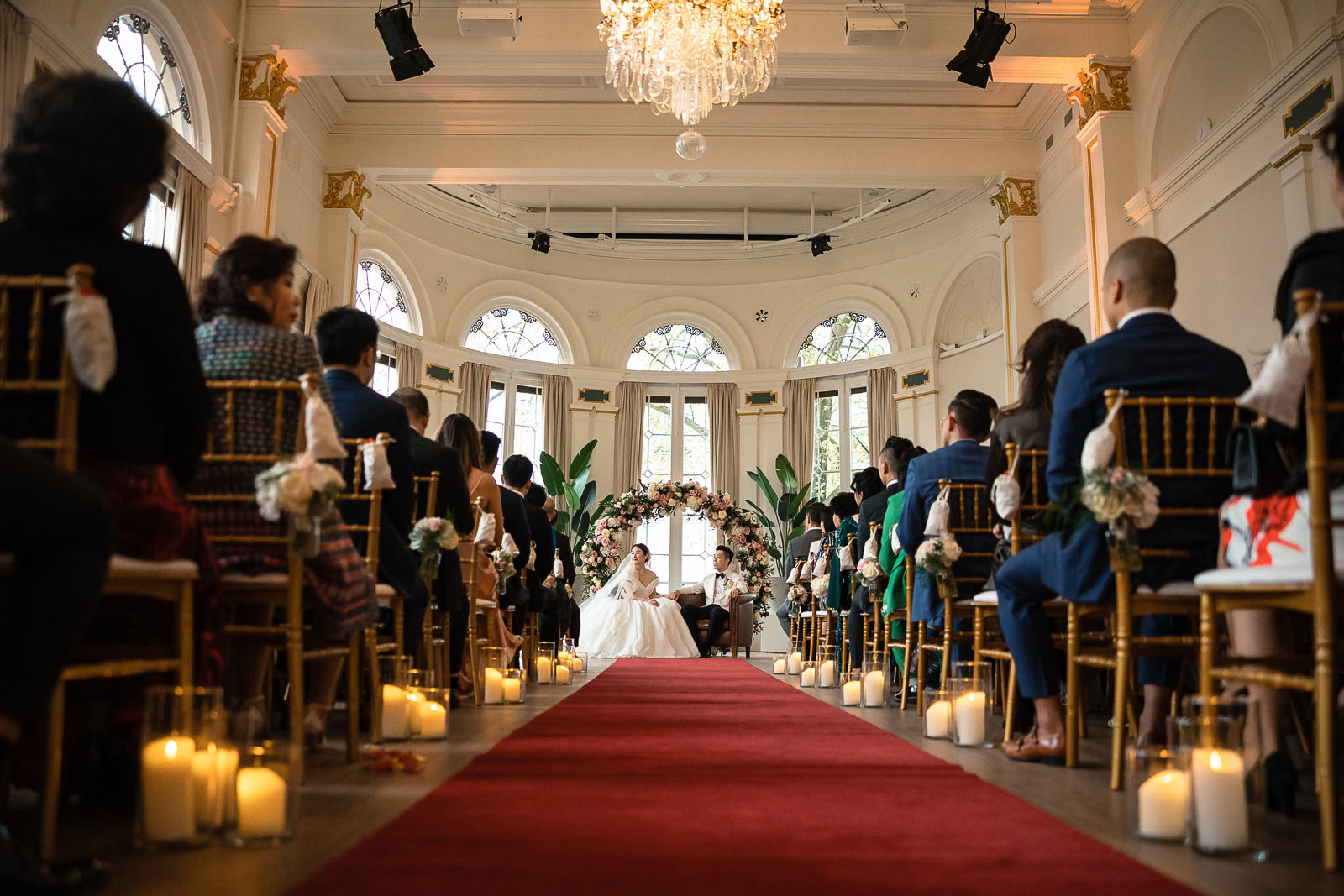 Trouwceremonie bij Wereld Museum Rotterdam Chinese bruidegom komt met moeder aanlopen voor de ceremonie Trouwfotograaf Rotterdam Wereld Museum en Huis ter Duijn Noordwijk