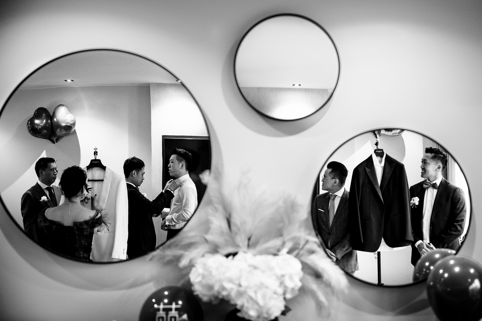 Chinese bruidegom getting ready Trouwfotograaf Rotterdam Wereld Museum en Huis ter Duijn Noordwijk