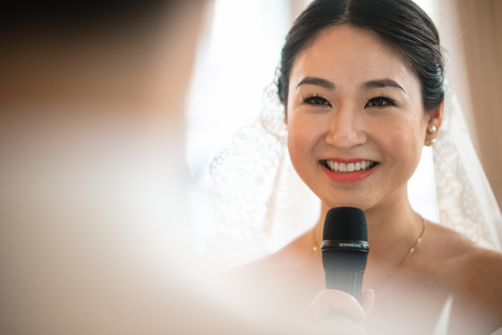 Geloften van Chinese bruid tijdens trouwceremonie Chinese bruidegom komt met moeder aanlopen voor de ceremonie Trouwfotograaf Rotterdam Wereld Museum en Huis ter Duijn Noordwijk