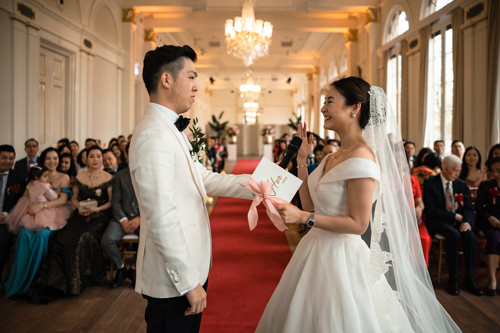 Geloften bruidspaar Chinese bruidegom komt met moeder aanlopen voor de ceremonie Trouwfotograaf Rotterdam Wereld Museum en Huis ter Duijn Noordwijk