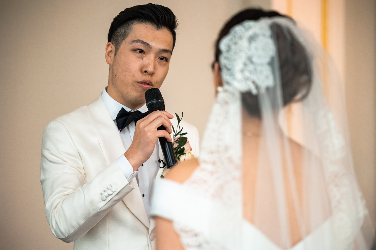 Geloften Chinese bruidegom tijdens trouwceremonie Chinese bruidegom komt met moeder aanlopen voor de ceremonie Trouwfotograaf Rotterdam Wereld Museum en Huis ter Duijn Noordwijk