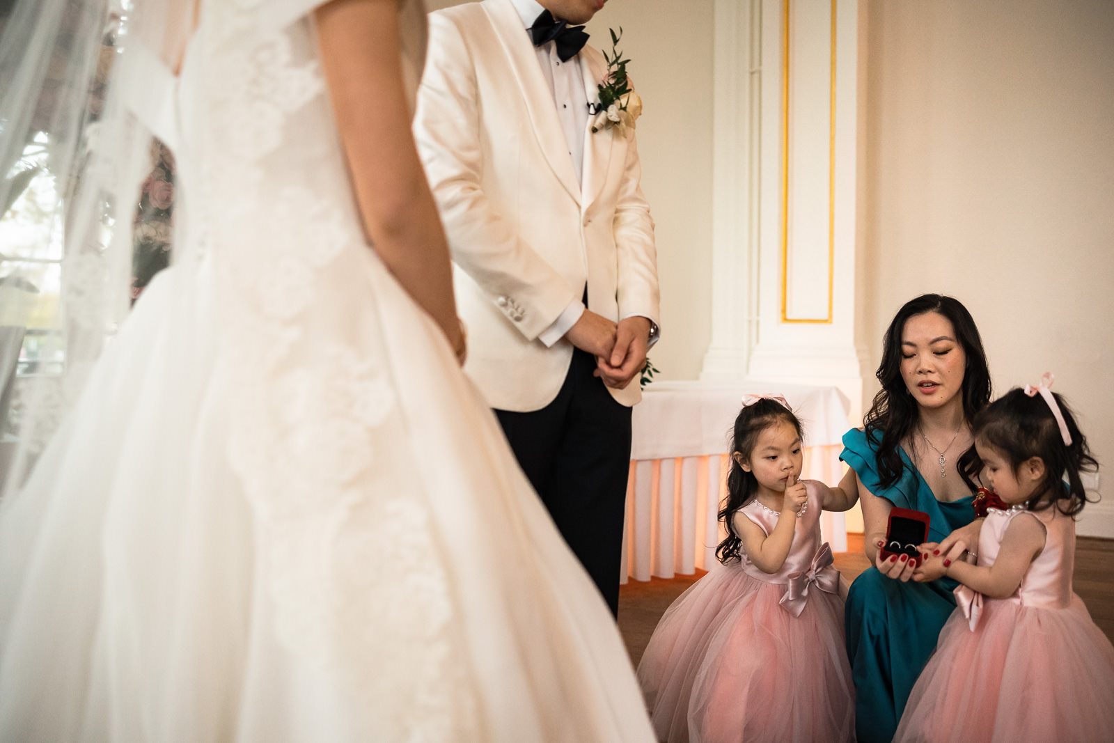 Bruidsmeisjes komen ringen brengen Chinese bruidegom komt met moeder aanlopen voor de ceremonie Trouwfotograaf Rotterdam Wereld Museum en Huis ter Duijn Noordwijk