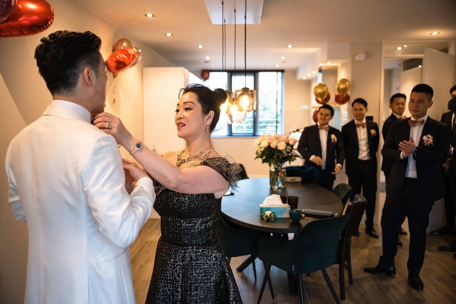 Moeder van chinese bruidegom helpt met aankleden Trouwfotograaf Rotterdam Wereld Museum en Huis ter Duijn Noordwijk