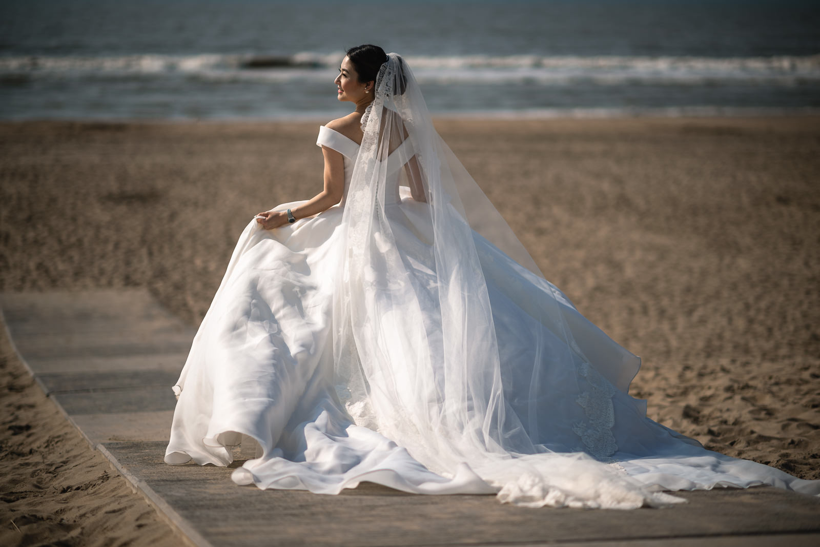 Chinese bruid in haar jurk op het strand Trouwfotograaf Rotterdam Wereld Museum en Huis ter Duijn Noordwijk