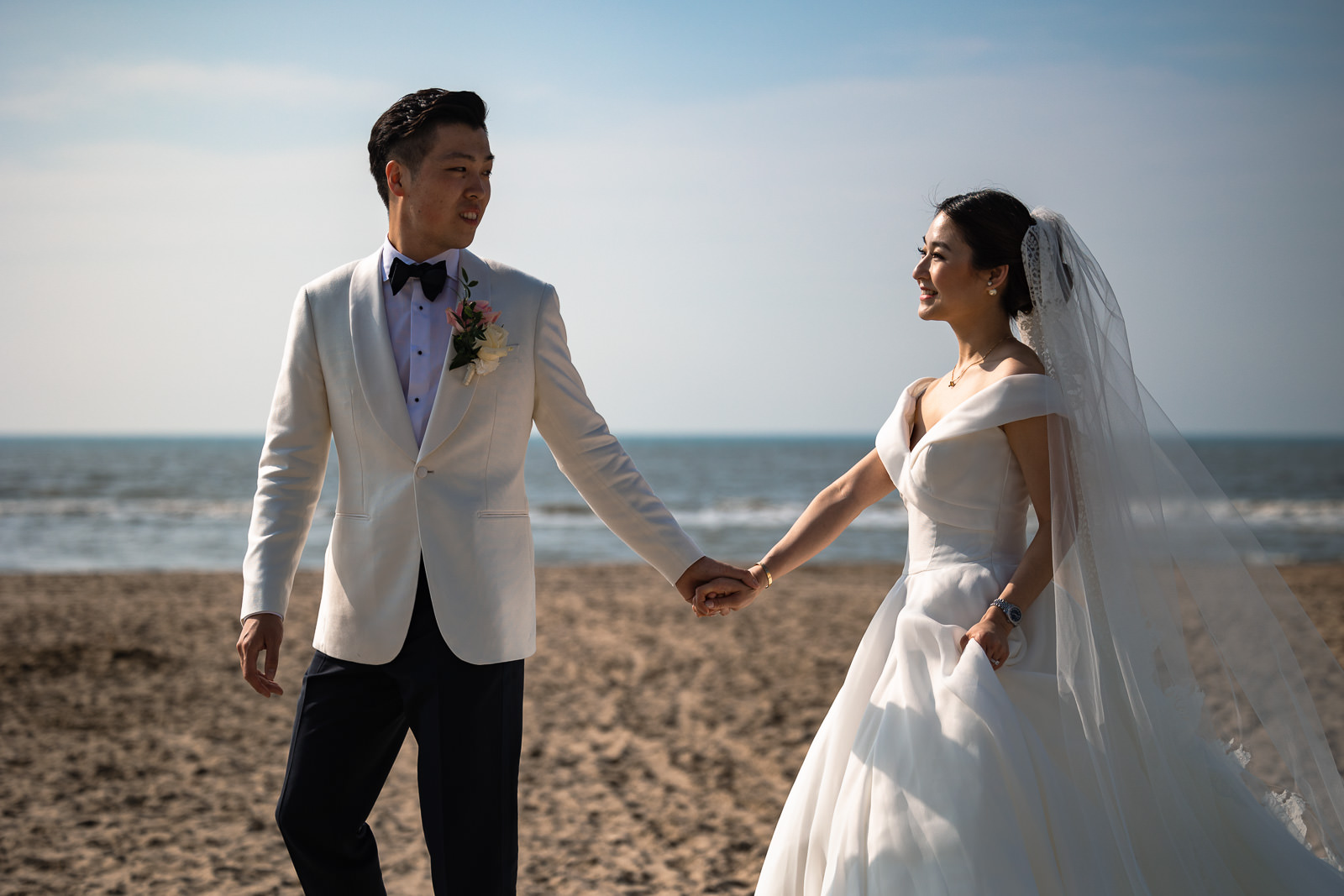 Chinees bruidspaar op het strand voor hun fotoshoot Trouwfotograaf Rotterdam Wereld Museum en Huis ter Duijn Noordwijk