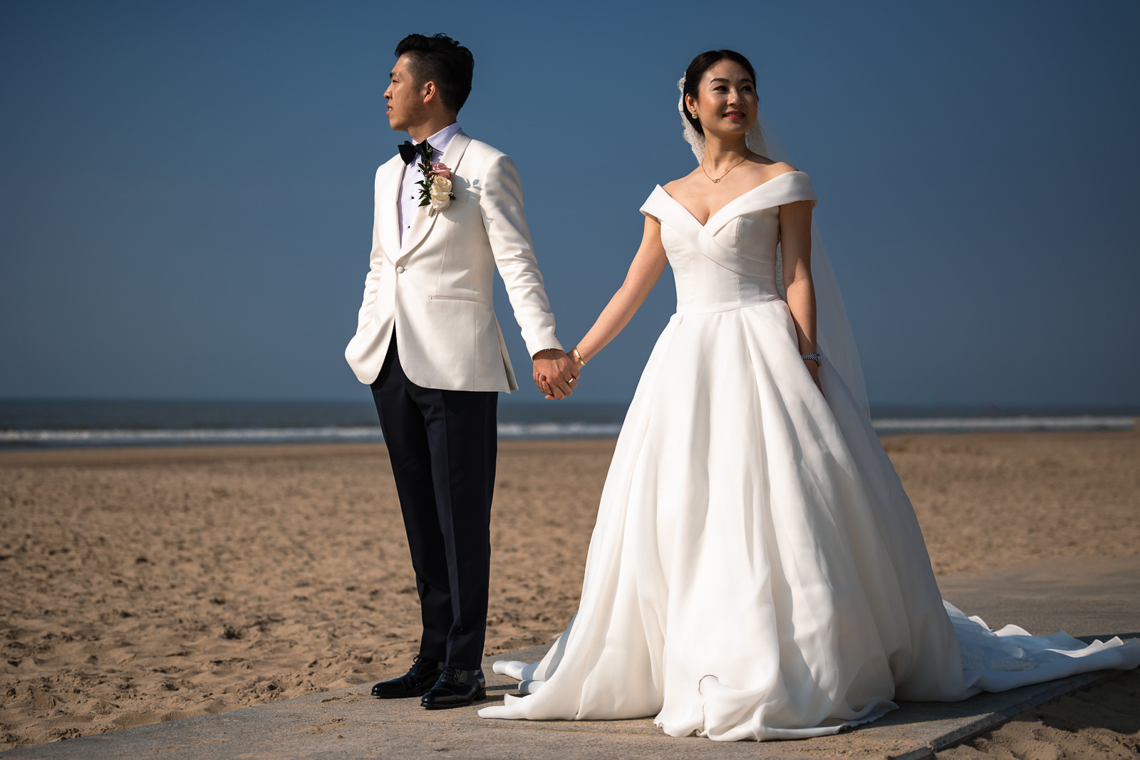 Blauwe lucht voor fotoshoot aan het strand Trouwfotograaf Rotterdam Wereld Museum en Huis ter Duijn Noordwijk