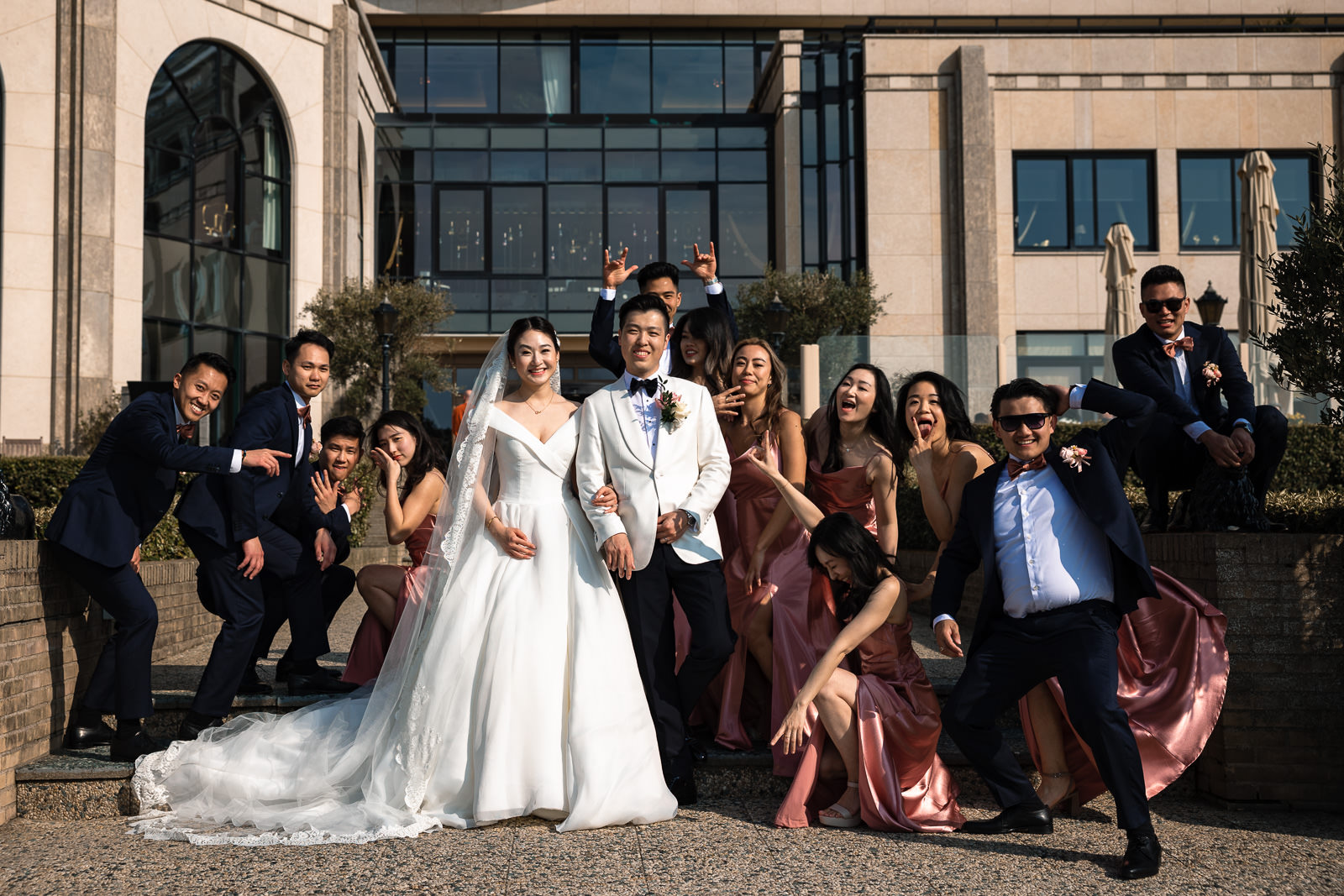 Foto chinees bruidspaar met bruidsmeisjes en mannen Trouwfotograaf Rotterdam Wereld Museum en Huis ter Duijn Noordwijk