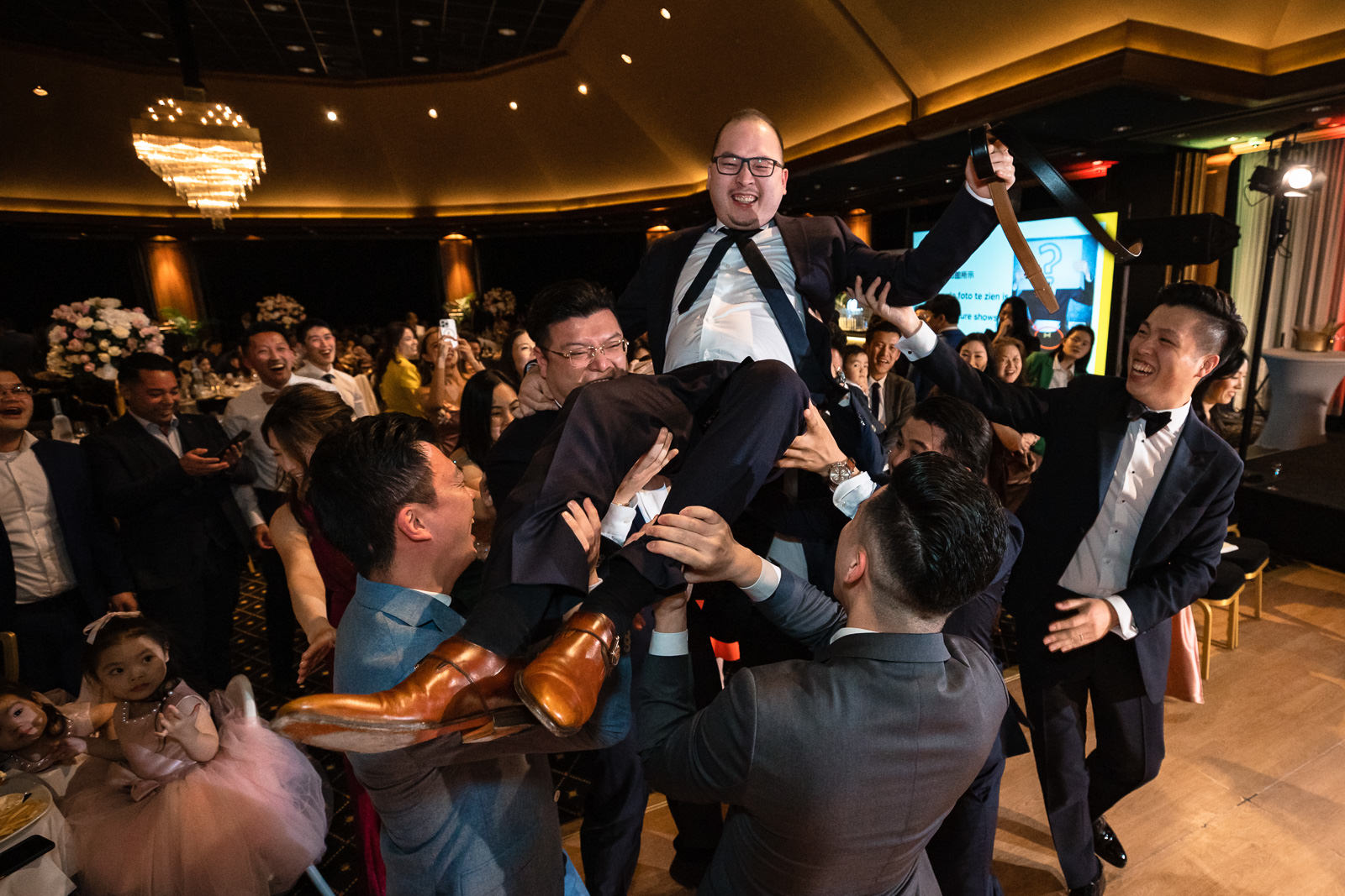 Winnar spelletjes op Chinese bruiloft Trouwfotograaf Rotterdam Wereld Museum en Huis ter Duijn Noordwijk