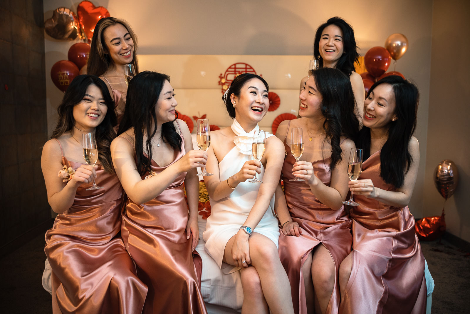 Chinese bruidsmeisjes drinken champagne op bed Trouwfotograaf Rotterdam Wereld Museum en Huis ter Duijn Noordwijk
