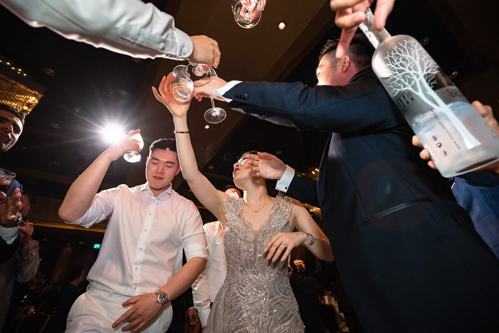 Chinees bruidspaar proost op de dansvloer Trouwfotograaf Rotterdam Wereld Museum en Huis ter Duijn Noordwijk