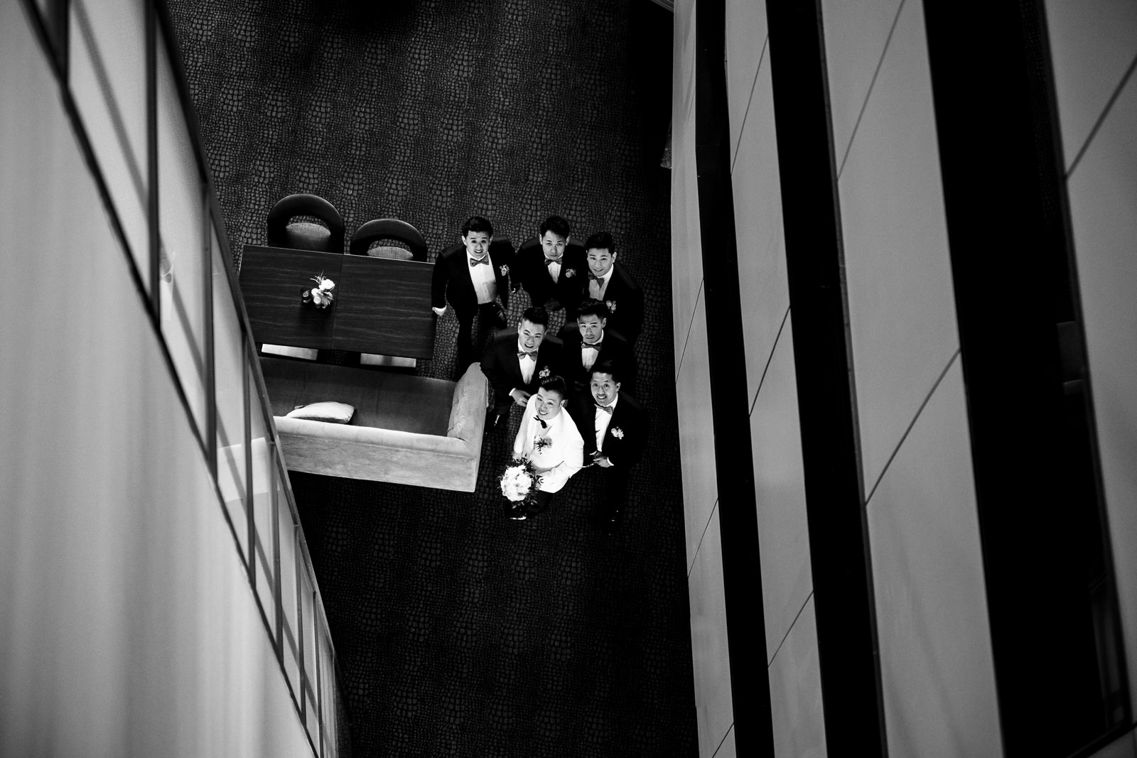 Bruids jonkers chinese bruiloft staan klaar voor de deurspelletjes Trouwfotograaf Rotterdam Wereld Museum en Huis ter Duijn Noordwijk