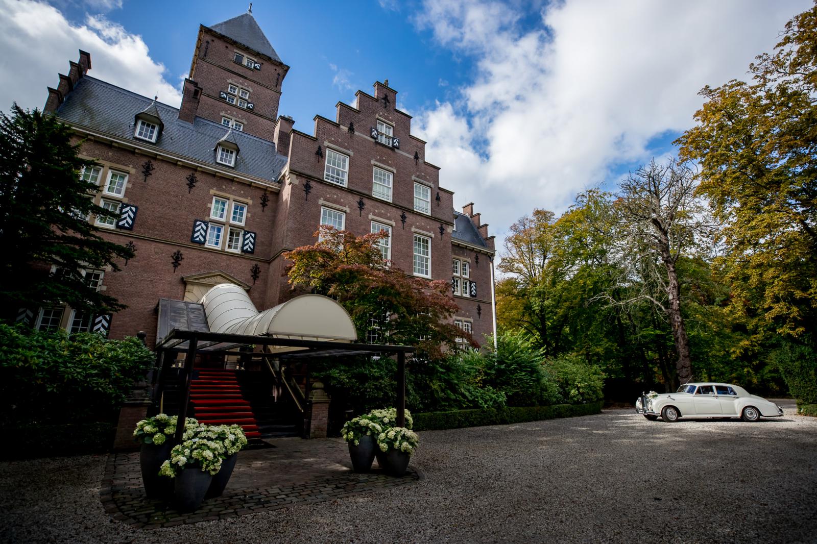 aankomst in trouwauto kasteel de wittenburg wassenaar