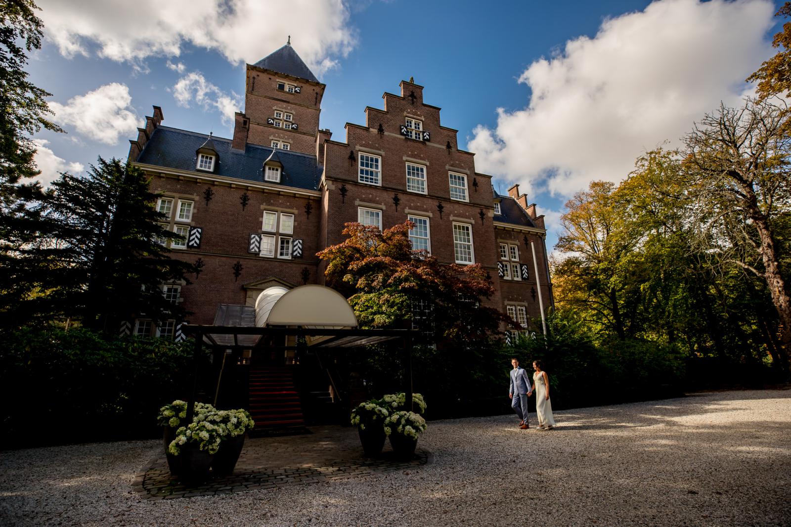 Bruidspaar voor kasteel de Wittenburg Wassenaar